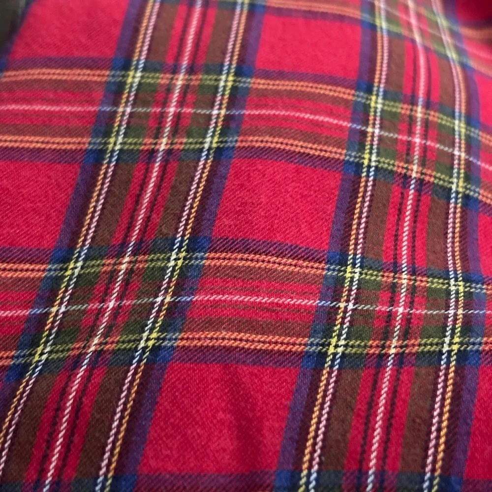 Comfortable Chaps by Ralph Lauren Men's Red and Green Plaid Button Down Shirt - Picture 8 of 9